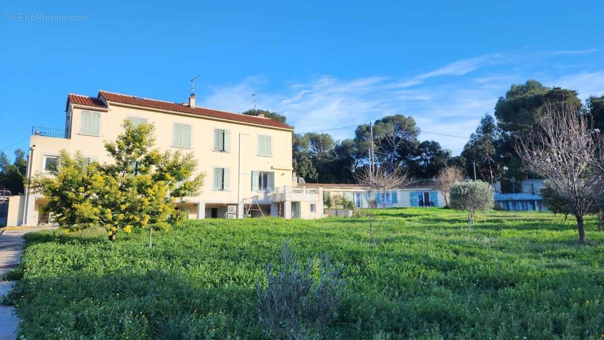 LE PRADET – LES OURSINIÈRES  Propriété 320 m² – 5 logements indépendants – Terrain 3 048 m² – Proche mer - photo 17