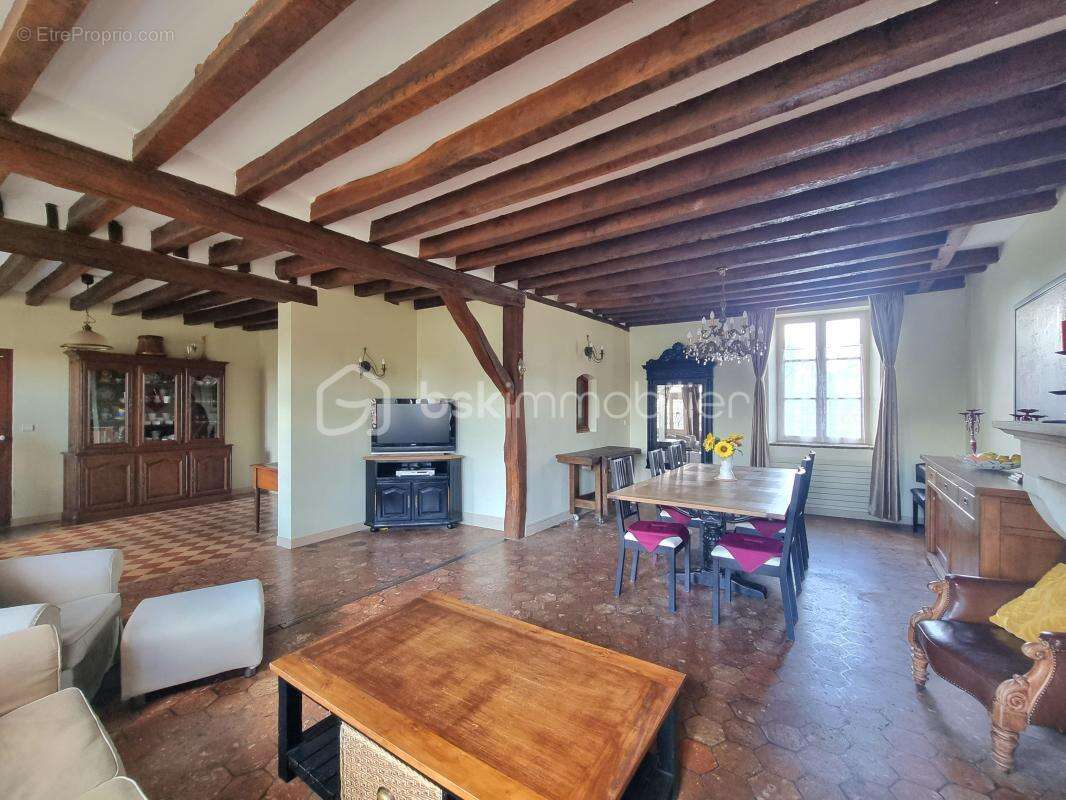 Propriété 14 pièces, 8 chambres, granges, cave et jardin - photo 3