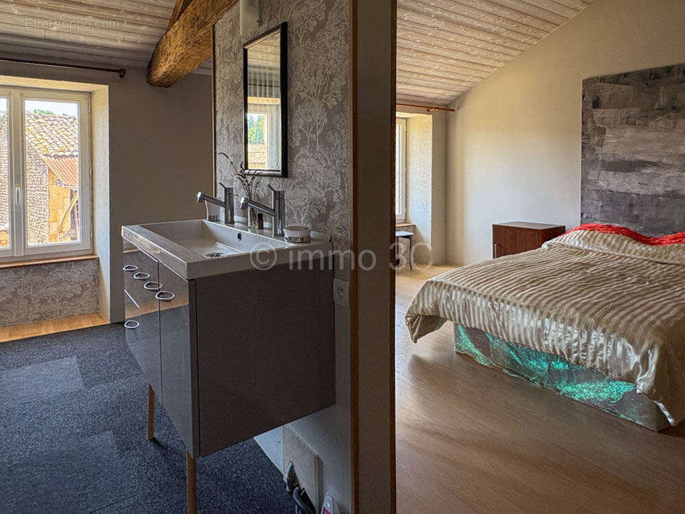 Maison en pierres avec dépendances - photo 9