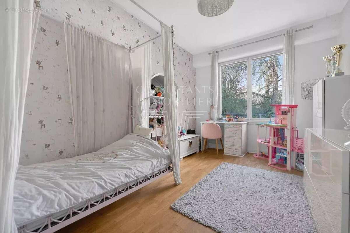 Appartement à NEUILLY-SUR-SEINE