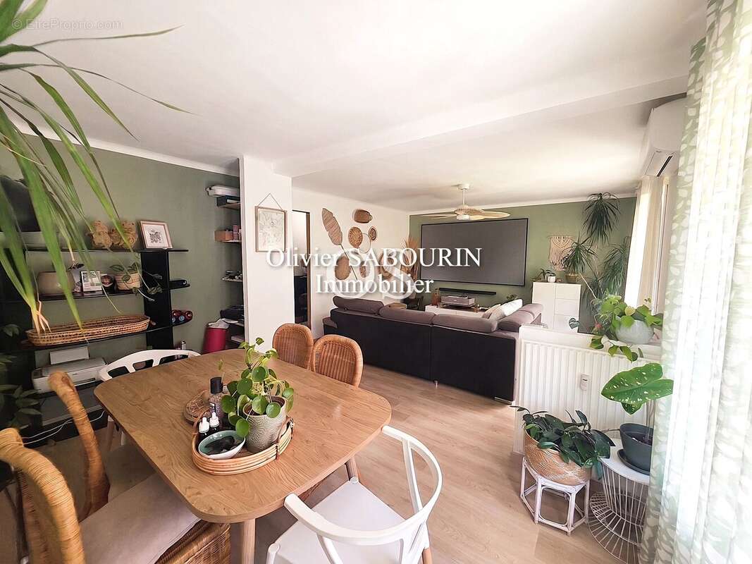Appartement - 74m² - 2 chambres - Terrasse - photo 2