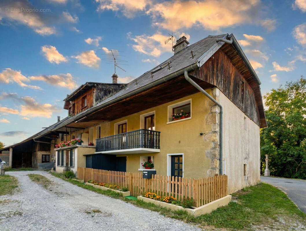 Extérieur, Entrée principale - Maison à QUINTAL