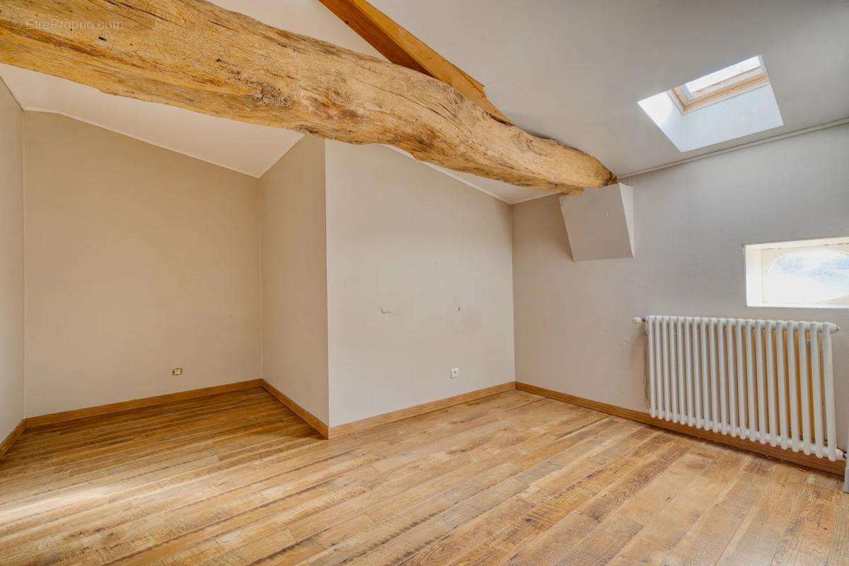 Maison de caractère de 242 m² - Saintes - photo 12