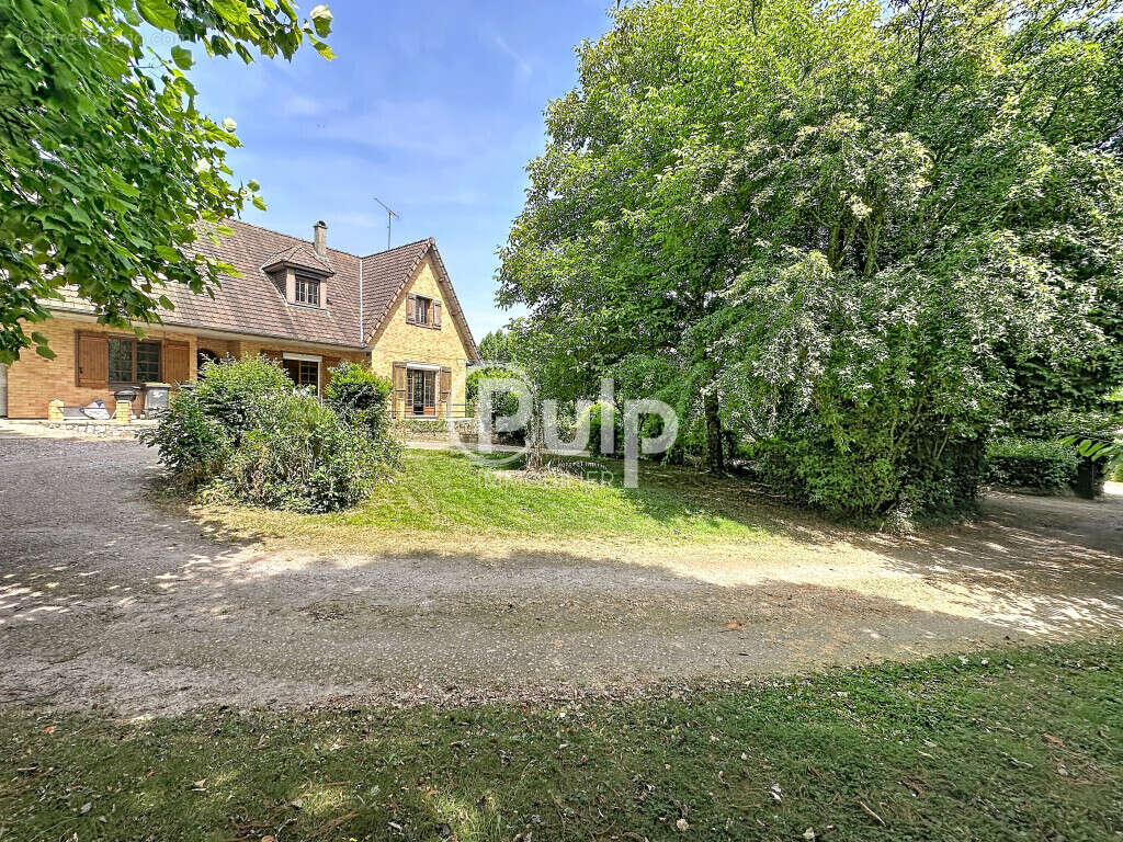 Grande maison familiale de 160 m² avec 6 chambres, terrain de 2 600 m² et sous-sol complet - photo 5