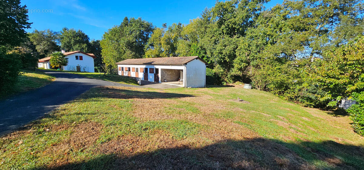 Terrain à SAINT-PEE-SUR-NIVELLE