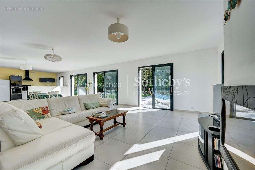 Maison familiale 200 m² sur 2100 m² à vendre à l'ouest d'Aix-en-Provence - photo 3
