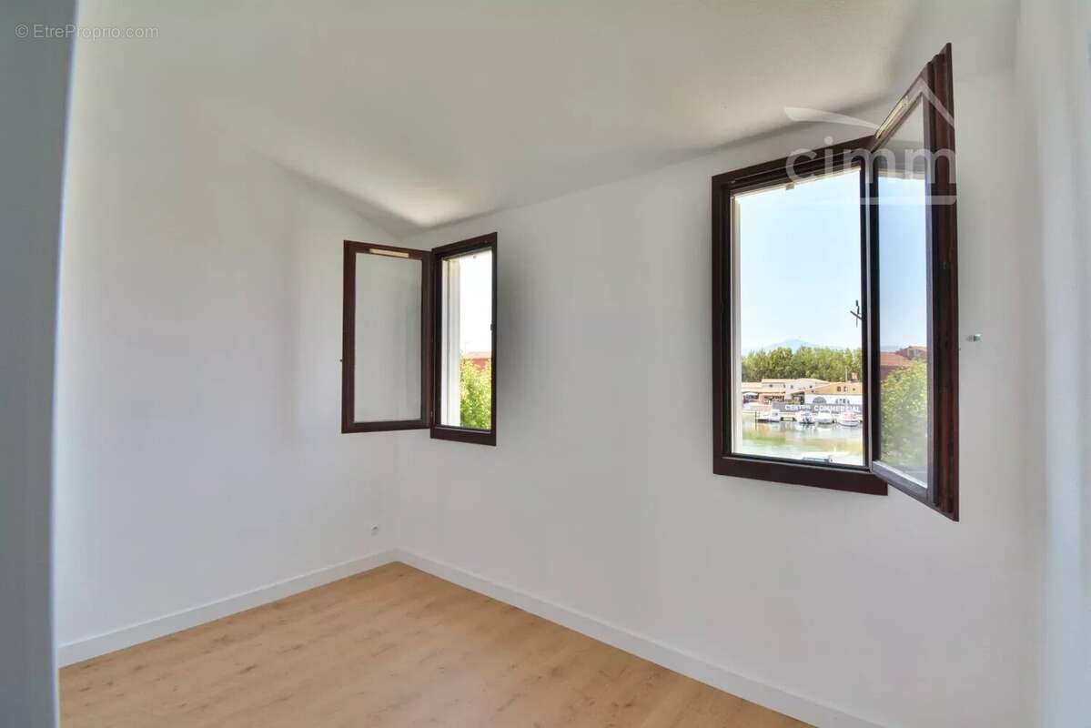 Vente - saint cyprien plage - en marina - bel appartement renove au 2eme et dernier etage - traversant  - 1 place de parking sec - photo 6