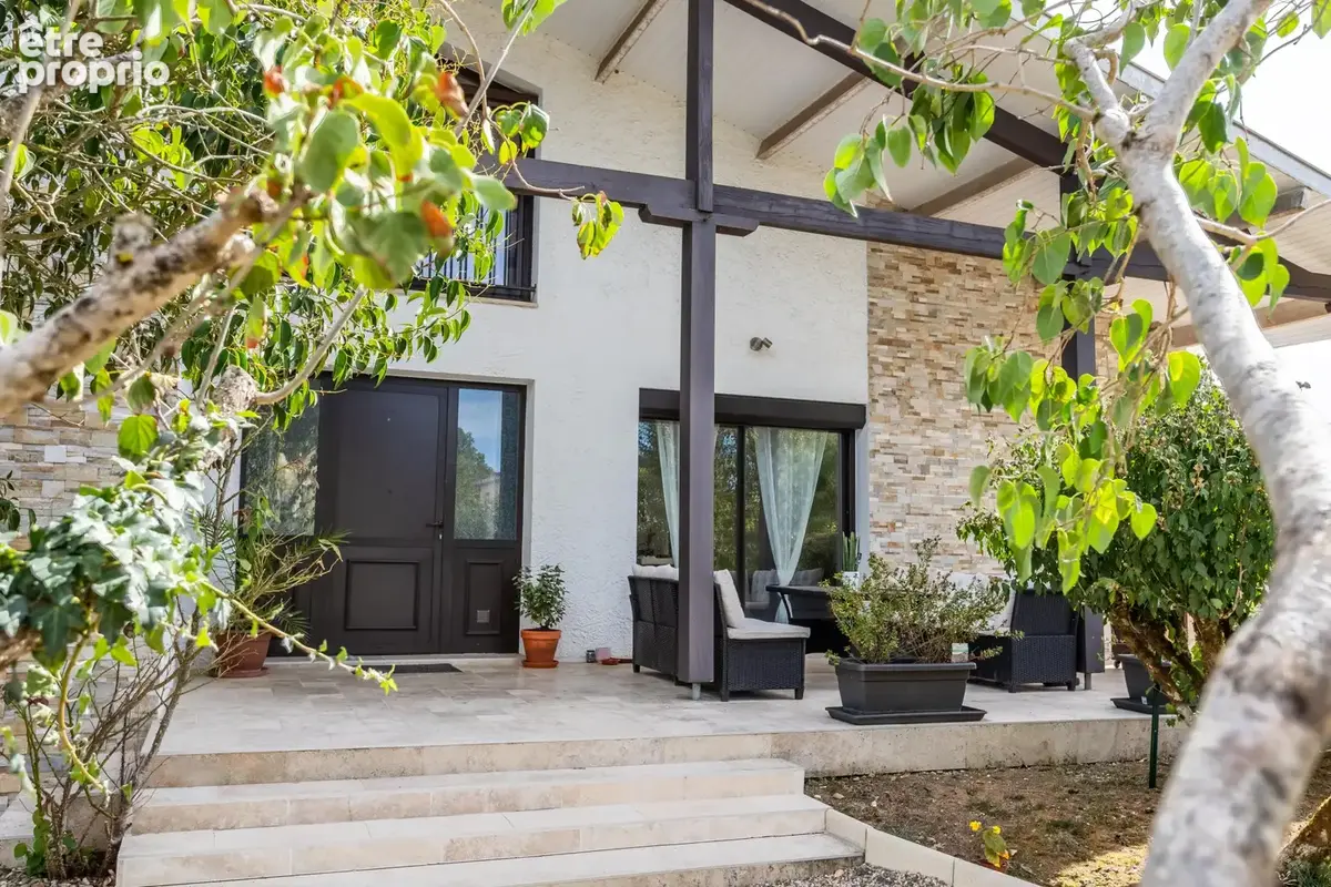 Une maison moderne avec piscine, jardin et parking - photo 6