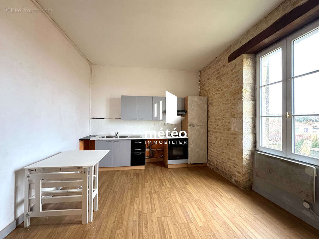 Appartement à LES MAGNILS-REIGNIERS