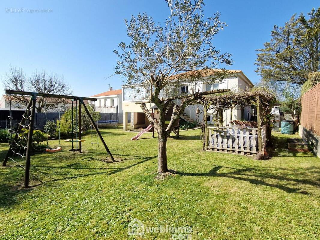 Façade arrière de la maison avec le jardin - Maison à LA ROCHE-SUR-YON