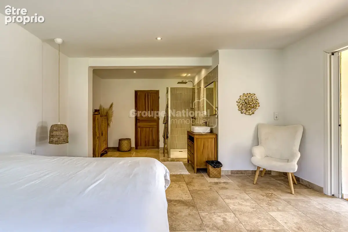 À Reillanne - Maison rénovée, 5 chambres, piscine, vue dégagée - photo 12