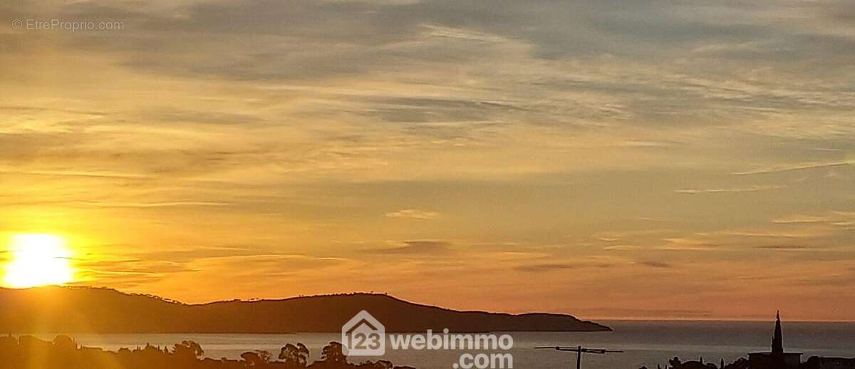 Un instant suspendu, où le ciel et la mer se confondent en or et en rose. - Appartement à CAVALAIRE-SUR-MER