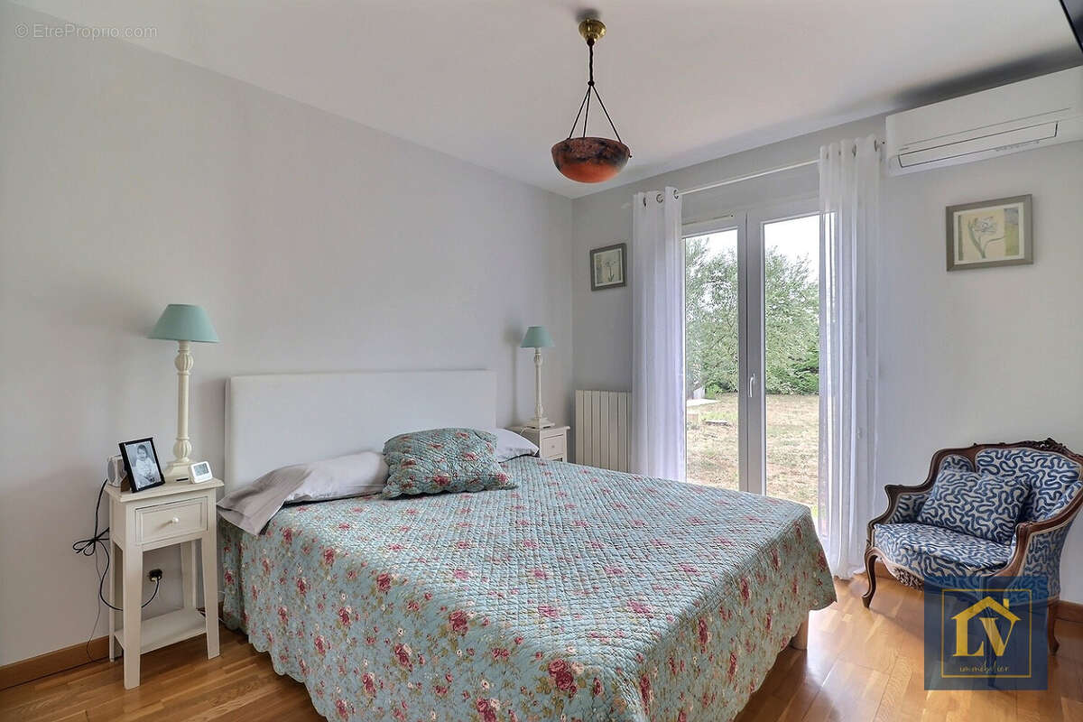 A vendre villa plain pied 5 pièces avec garages, jardin et piscine - photo 8