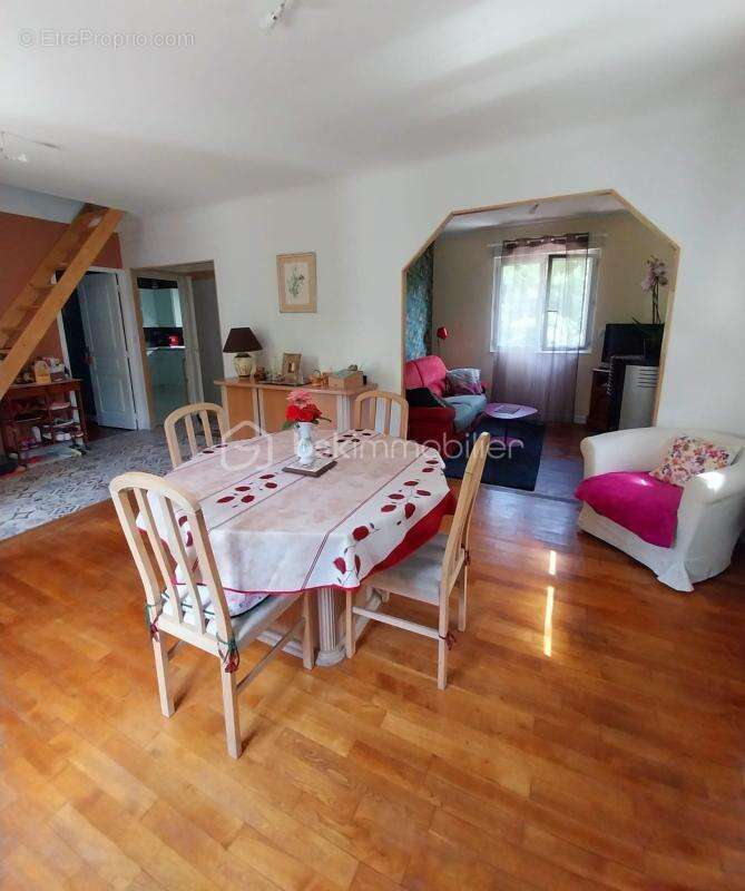 Maison à REUGNY