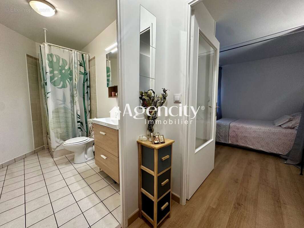 Entrée sur salle d'eau - Appartement à PONTAULT-COMBAULT