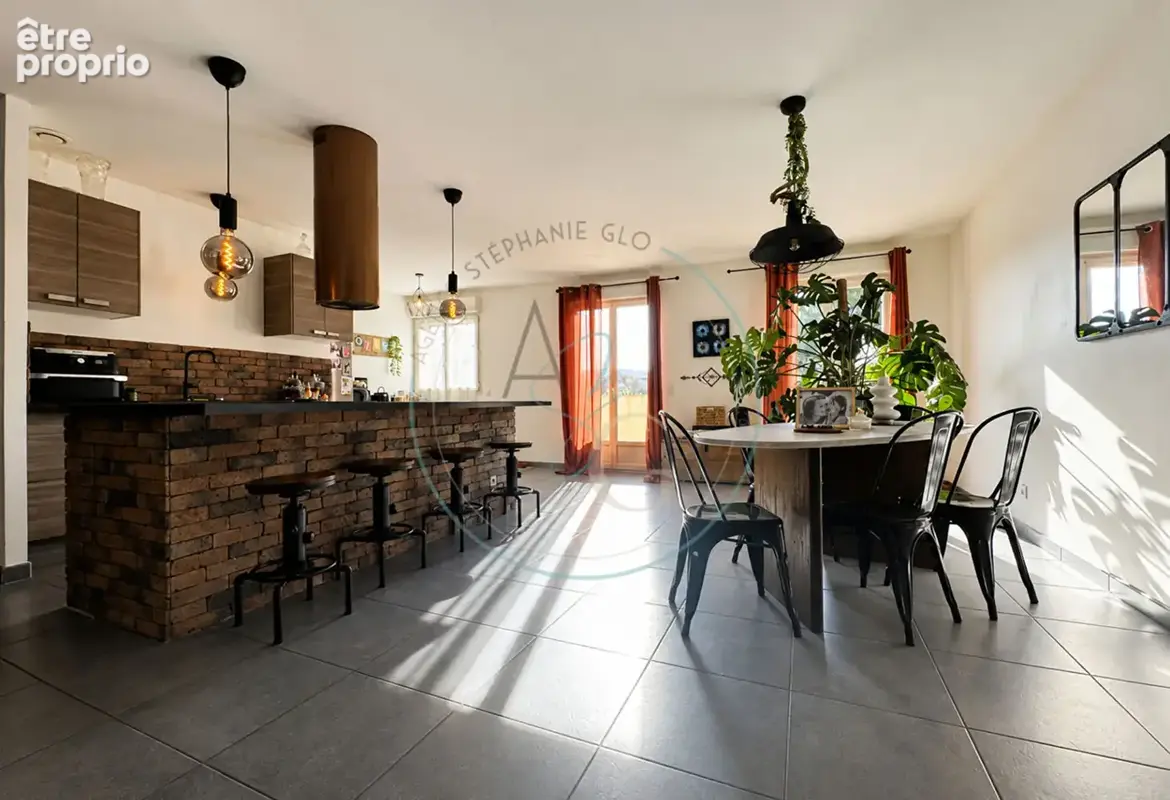 COGOLIN - Appartement de 113 m² avec terrasse, balcon et 4 places de stationnement - photo 3