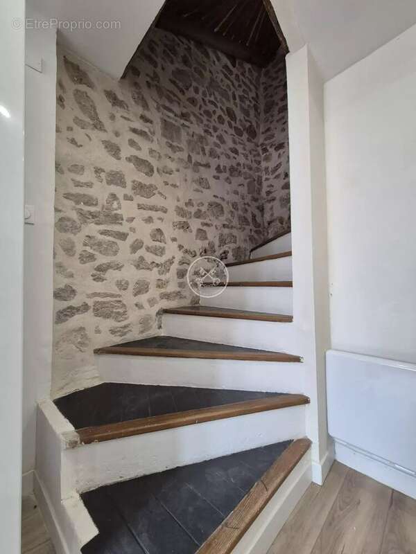 Appartement à BAGNOLS-EN-FORET