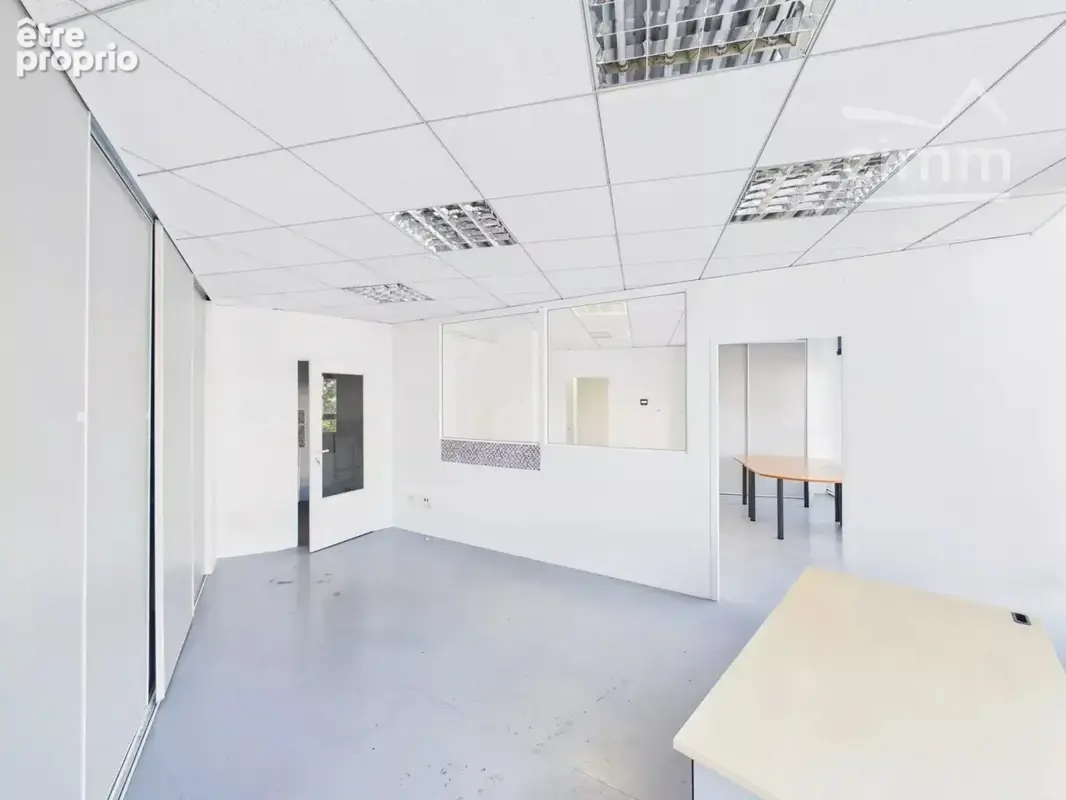 Local Commercial / Bureaux de 228 m² - Quartier de l'Aigle - photo 3