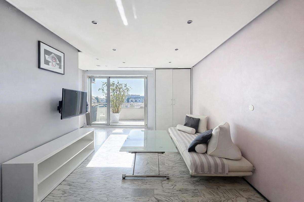 Appartement à SAINT-LAURENT-DU-VAR