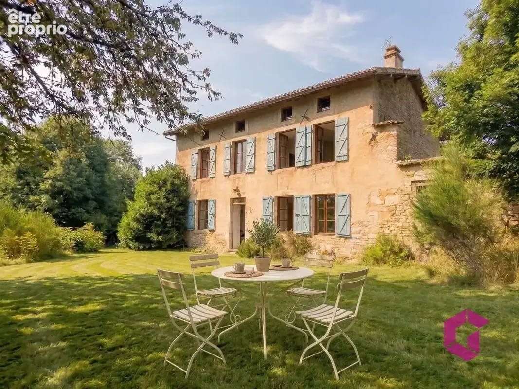 Maison de caractere en pierre de 170m2 au coeur de l'auvergne - photo 1