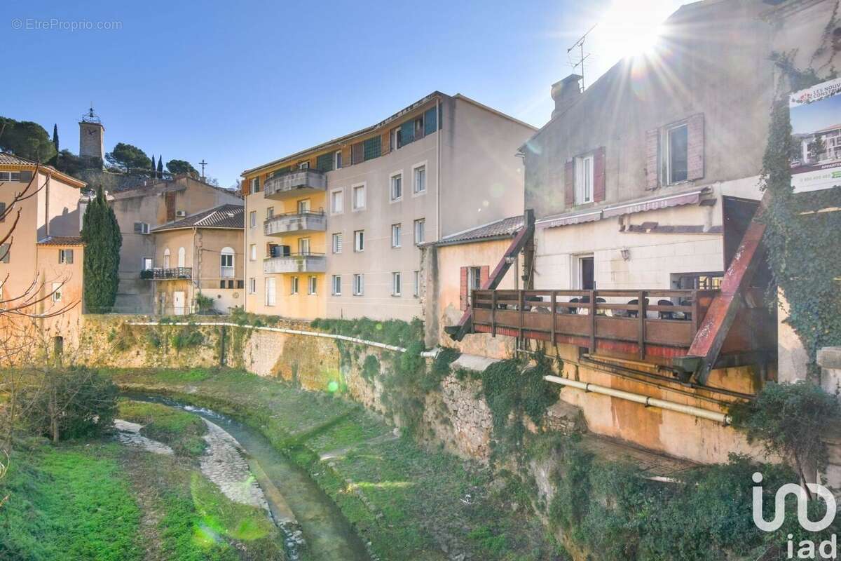 Photo 2 - Commerce à ROQUEVAIRE