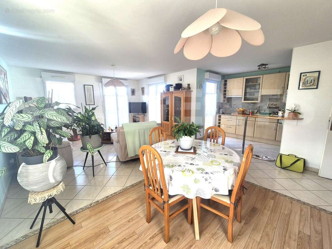 Séjour vue placard - Appartement à GAGNY