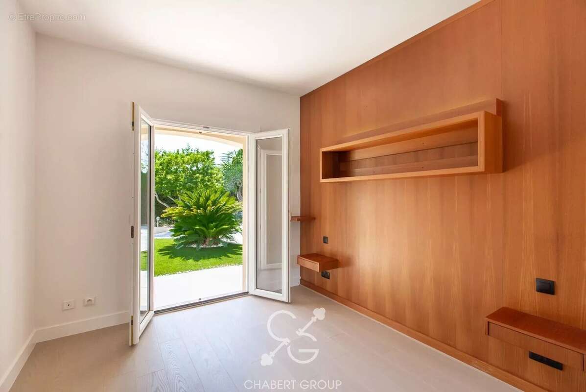 Villefranche-sur-mer - villa - 8 pièces - 200 m² - piscine - terrain de 1 500 m² - terrasses - stationnements - photo 7