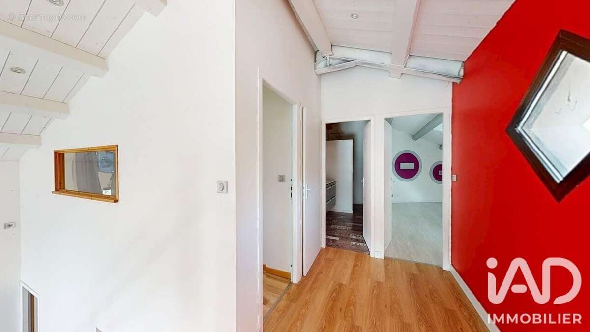 Maison 147 m² à Saint-Cyr-Du-Doret  - photo 3