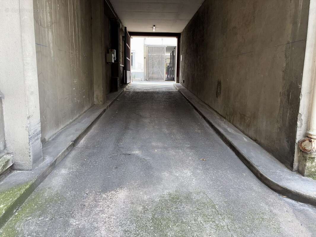 Parking à PARIS-11E