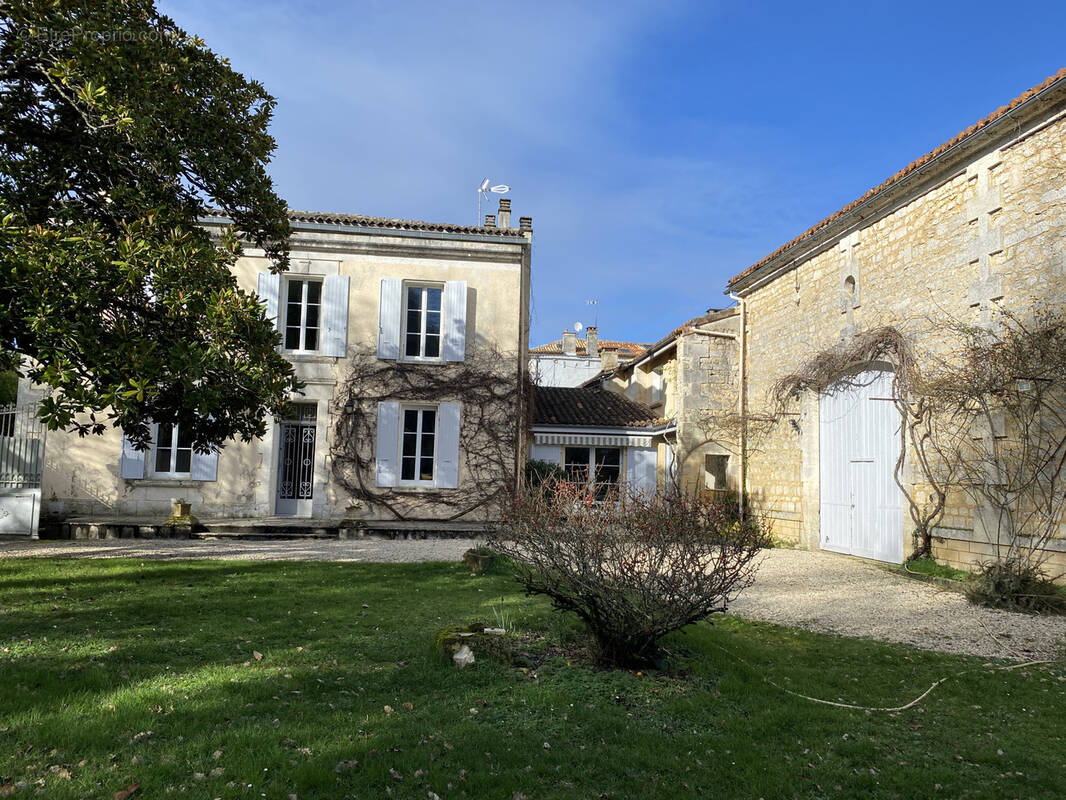 Maison à MAGNAC-SUR-TOUVRE