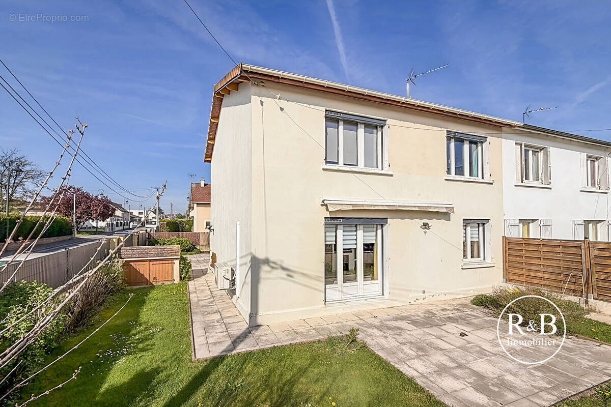 Maison à LES CLAYES-SOUS-BOIS