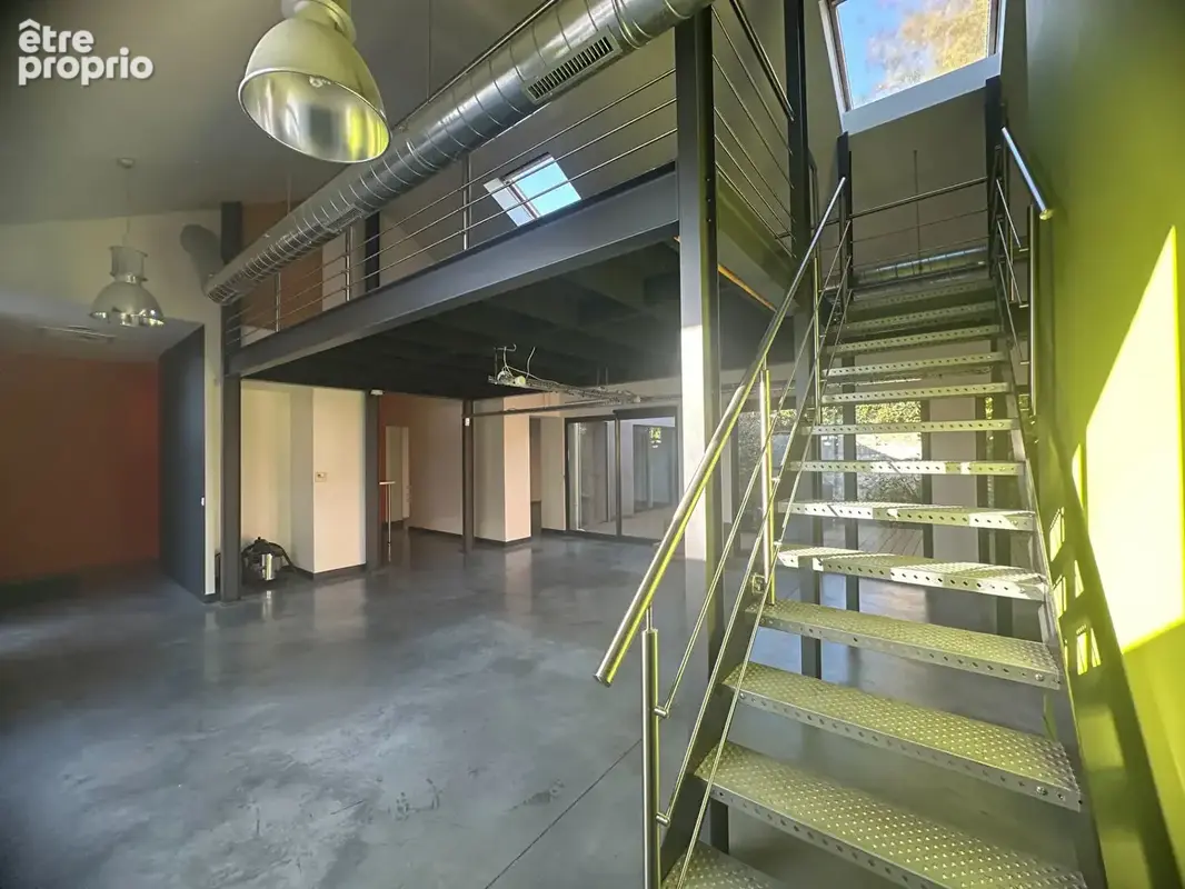 À vendre ! Local professionnel ou commercial de 120 m² avec terrasse, parking et nombreux atouts - photo 3