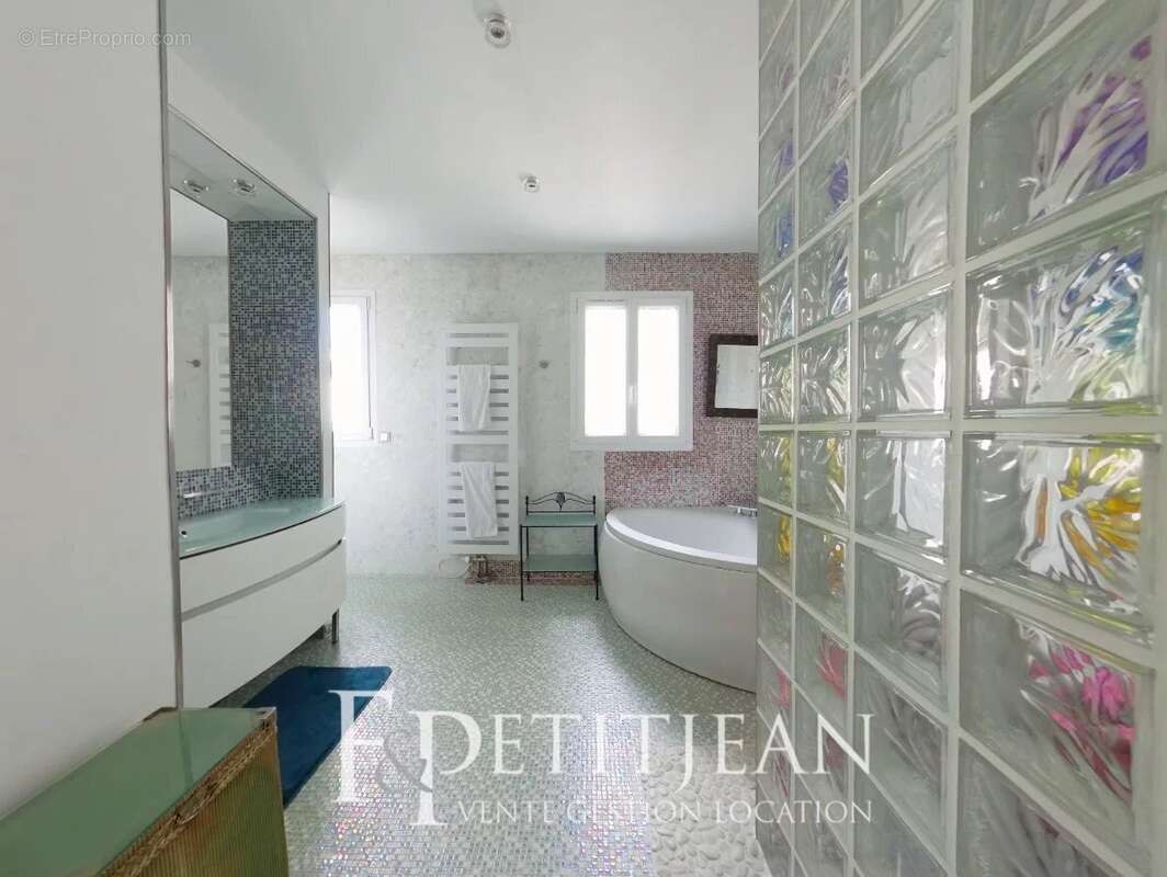 Appartement à PARIS-7E