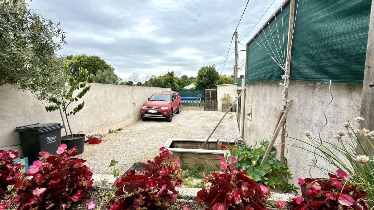 maison de type 3 ; terrasse ; piscine  - Maison à LA PENNE-SUR-HUVEAUNE