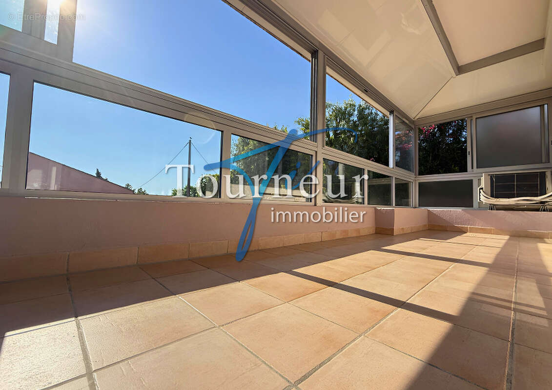 Six fours les lones a 200m plage t3 renove grande terrasse garage et cave - photo 2
