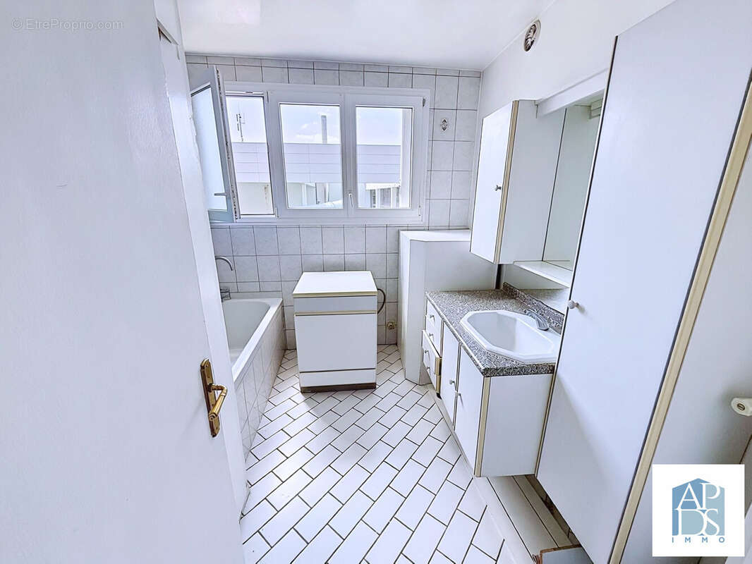 Salle de bain - Appartement à NOISY-LE-GRAND