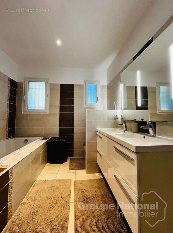 Maison à LA ROQUE-SUR-CEZE