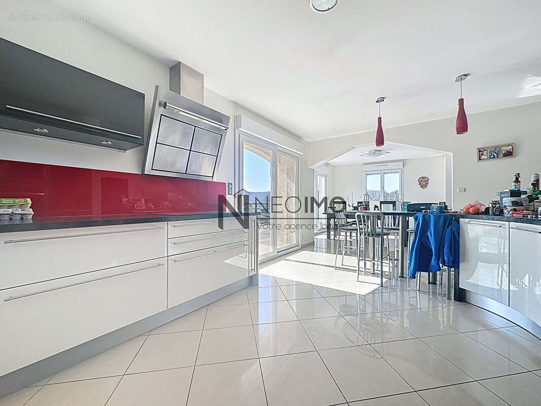 Maison à NEUFCHATEAU