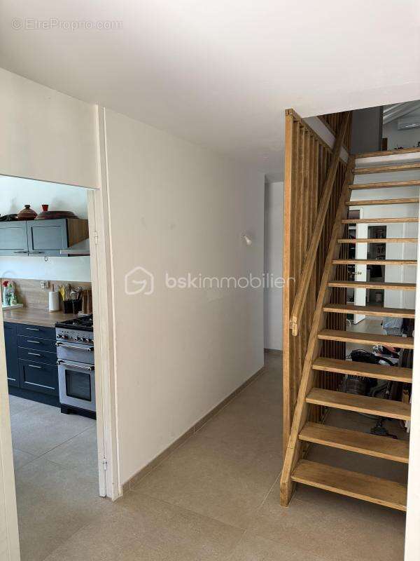 Propriété d'Exception - Quartier Résidentiel de PÉLISSANNE (DEPT13) - Villa Type 8 - 170 m2 - Terrain Arboré,Sécurisé - 1500M2 - - photo 17