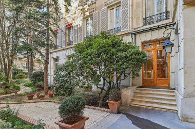 Commerce à PARIS-8E