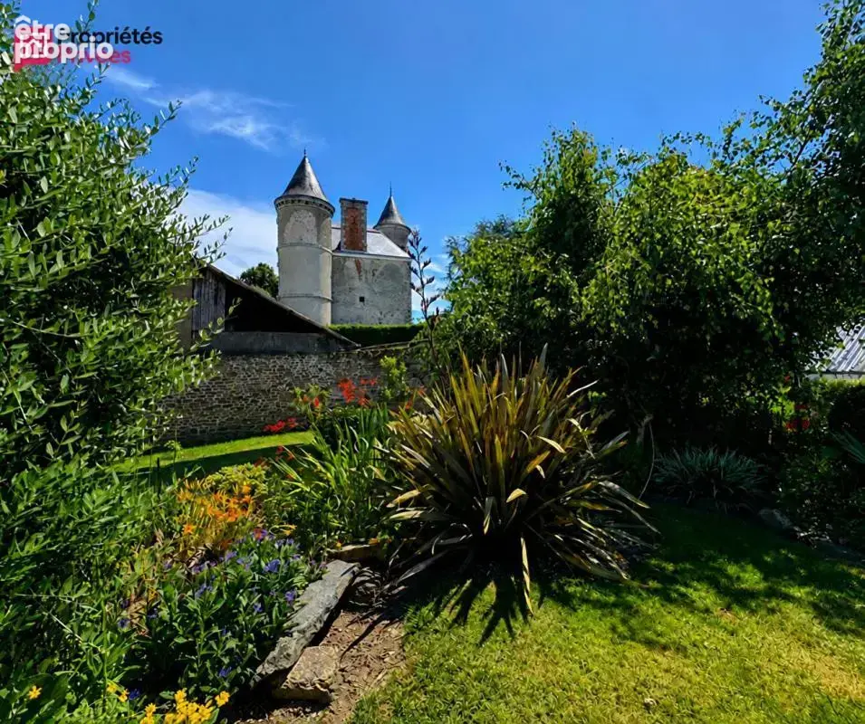 Maison de bourg rénovée de 130 m² avec jardin, véranda et deux garages ? Aucun travaux à prévoir ? Ambrières-les-Vallées 53300 e - photo 2