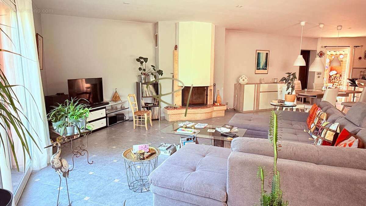 Maison à SAINT-JEAN-DE-MARUEJOLS-ET-AVEJAN