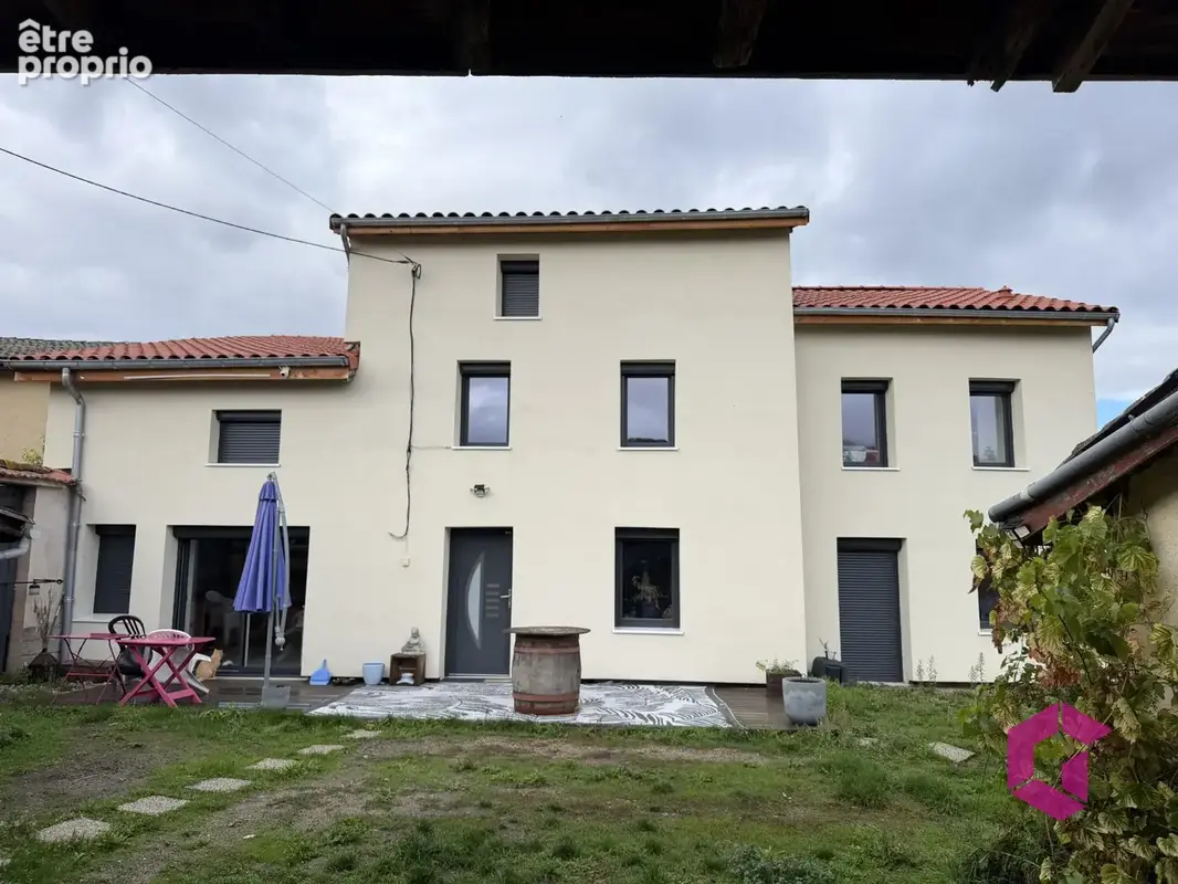 Maison ancienne rénovée avec dépendances et terrain - photo 3