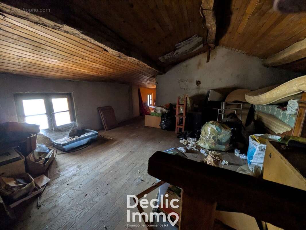 Maison à rénover avec grange  idéalement située à Aunac, proche des commodités - photo 6