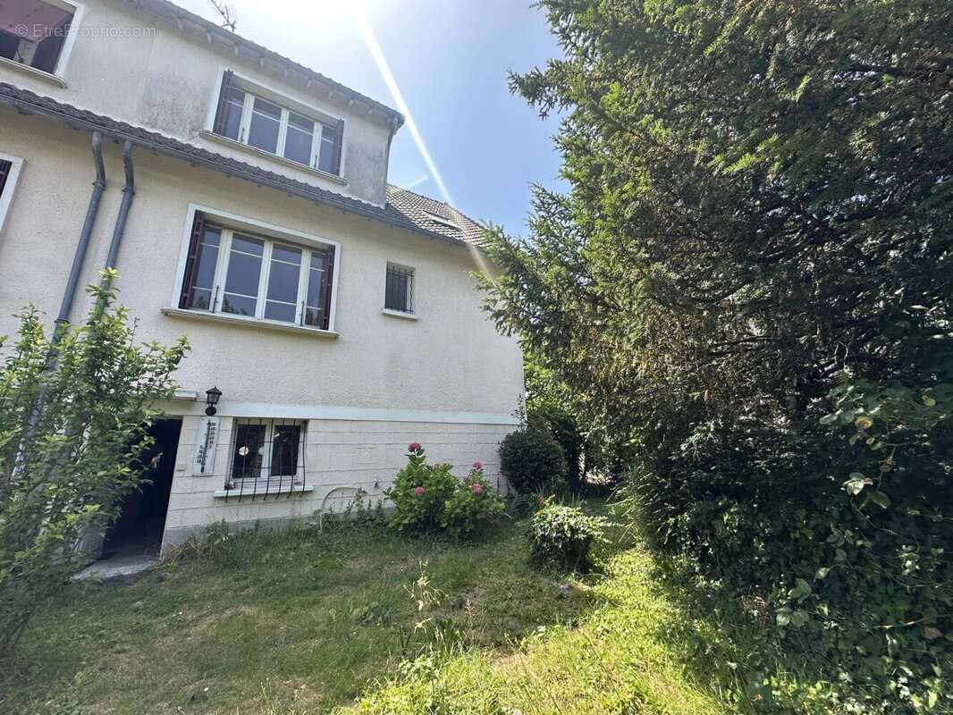 Maison à LE MESNIL-SAINT-DENIS