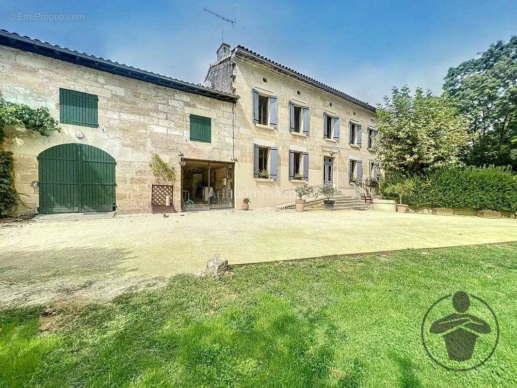 Maison à LES PEINTURES