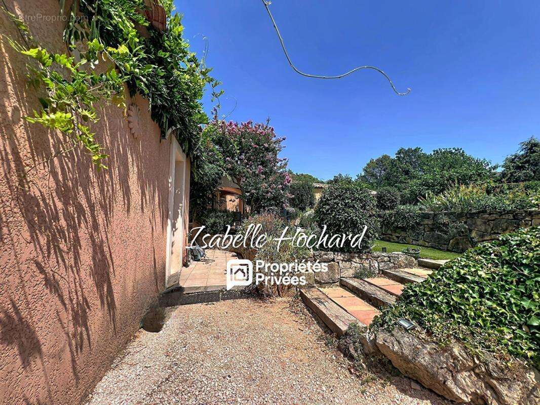 Maison familiale avec appartement T2 indépendant, piscine et grand terrain  Quartier calme à Garéoult - photo 4