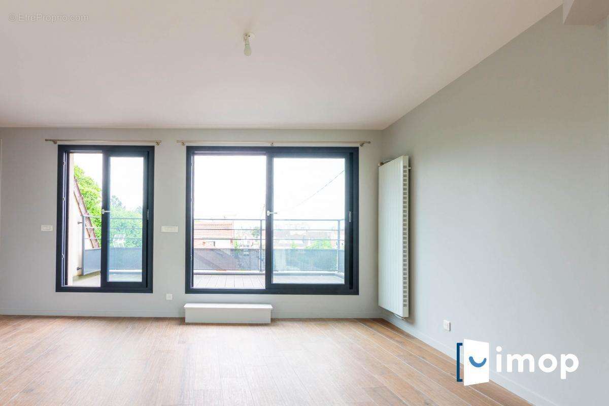 Duplex en parfait état dans un immeuble de 2020 proche RER D T11 et Métro 13 à faibles charges - photo 2