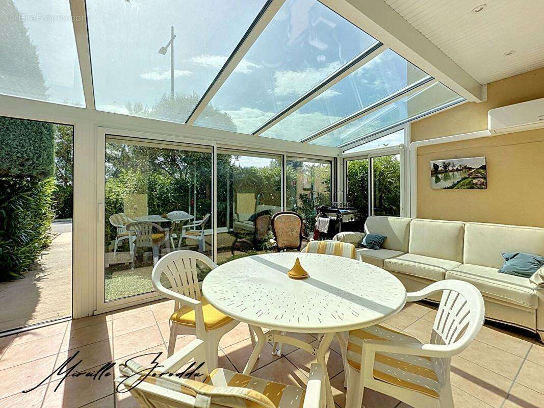 A VENDRE VILLA  Jonquieres Saint Vincent 4 piéces de 124m² avec véranda, parking et garage - photo 2