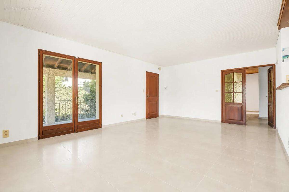 Maison à ENTRAIGUES-SUR-LA-SORGUE